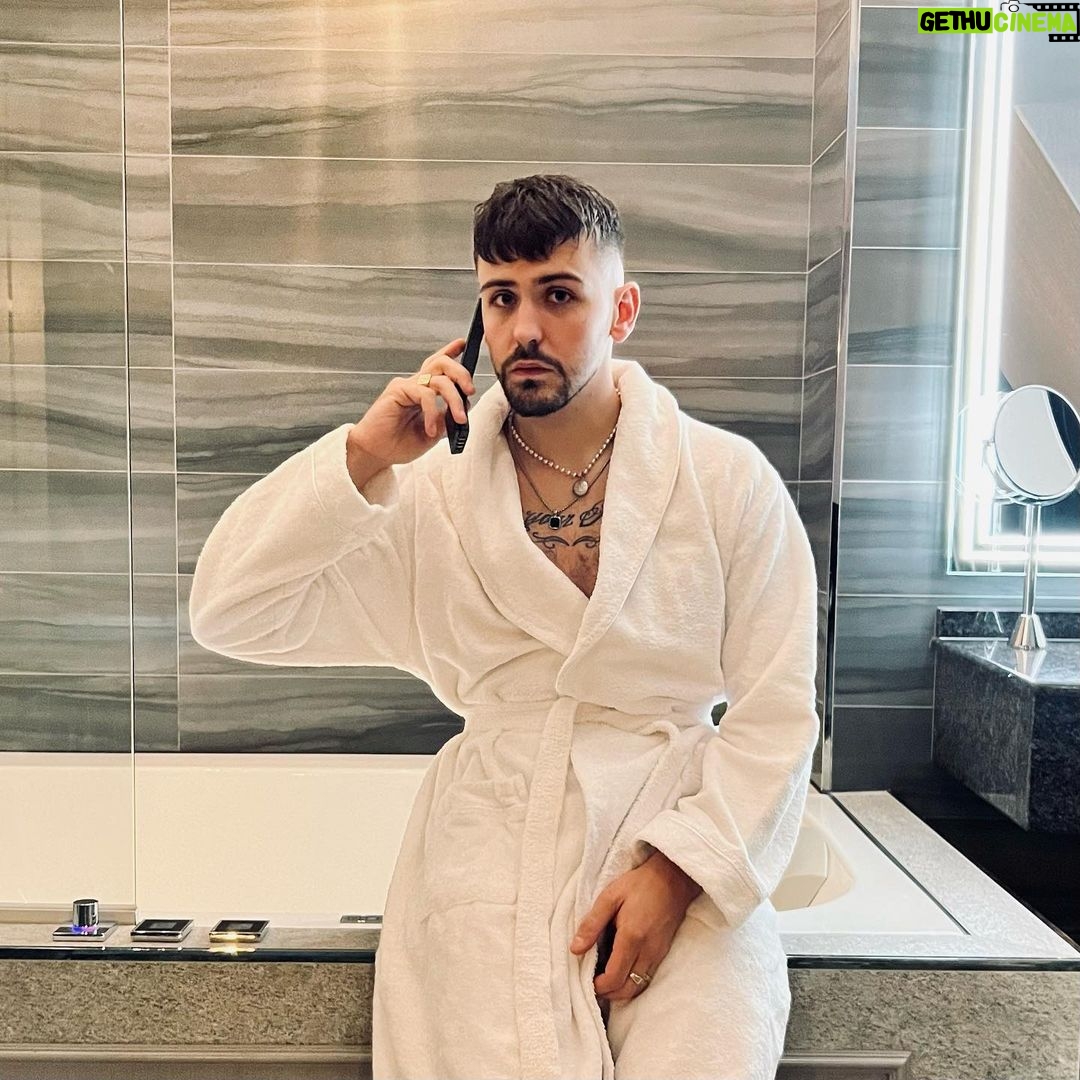 Jordan Rondelli Instagram - Yo mes futurs millionaires, démarre aujourd’hui et gagne demain #Devise 💪🏻 Je vais vous proposer une opportunité dans pas longtemps (c’est un système pyramidal en gros ça veut dire ça monte super haut les gains comme une pyramide !)
