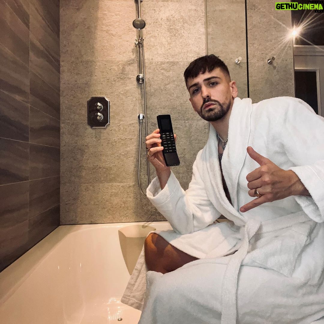 Jordan Rondelli Instagram - Yo mes futurs millionaires, démarre aujourd’hui et gagne demain #Devise 💪🏻 Je vais vous proposer une opportunité dans pas longtemps (c’est un système pyramidal en gros ça veut dire ça monte super haut les gains comme une pyramide !)