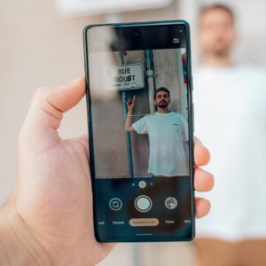 Jordan Rondelli Instagram - 🍀 Concours 🍀 J’ai reproduis 2 photos que vous m’avez proposé en story, dont la deuxième avec le google Pixel 6A @madebygoogle et on vous en fait gagner un ! Y’a aussi 1 paire de Buds pro à gagner 👌🏻 Pleins de possibilités dispos pour le mode photo, toutes les apps Google, 72h d’autonomie, un bon tel abordable pour la rentrée ! Pour participer : - Liker le post - Follow @madebygoogle - Follow @joyca - Mentionner 2 personnes, une qui aurait pu faire la première photo, et une qui aurait pu faire la deuxième Concours ouvert en France uniquement Refs photo : Photo 1 : @Kindness_adventure (Photographe sur Angers) Photo 2 : @Yassencore (Agriculteur en Seine et marne)