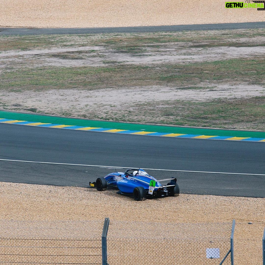 Jordan Rondelli Instagram - La dernière photo c’était juste pour check la concu derrière