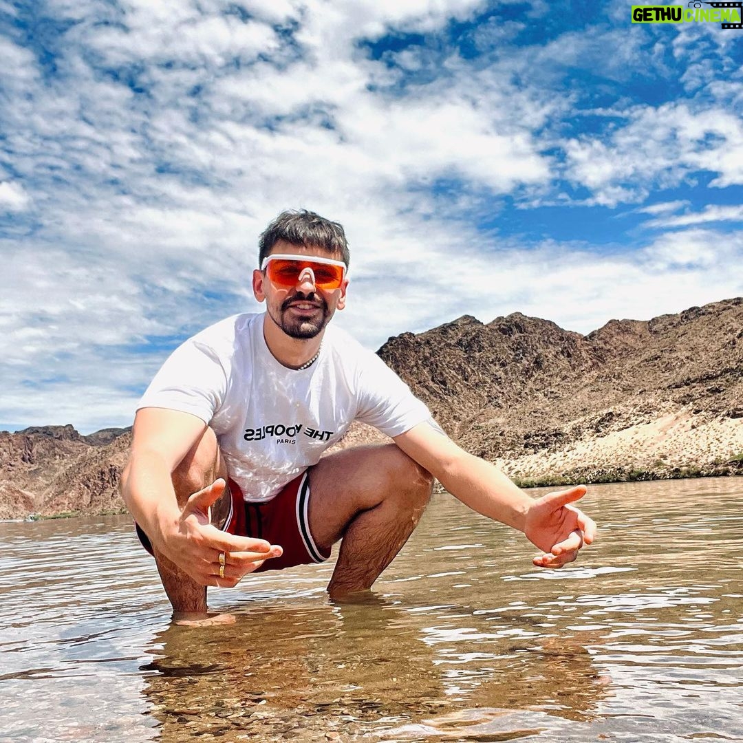 Jordan Rondelli Instagram - Je suis un vrai américain maintenant. J’ai traversé le désert du grand canyon avec un paquet de Cheetos et des lunettes trop grosses qui protègent pas du soleil ☀️