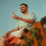 Jordan Rondelli Instagram - Y’a 1 an c’était juste une idée comme ça, et j’ai fini par le faire ! Transformer un van en studio musique 🚐🔥 Avec @taycofficiel comme premier invité pour poser à l’intérieur, et la vidéo est dispo sur la chaîne 👌🏻 📸 @jules.ctm qui sent bon