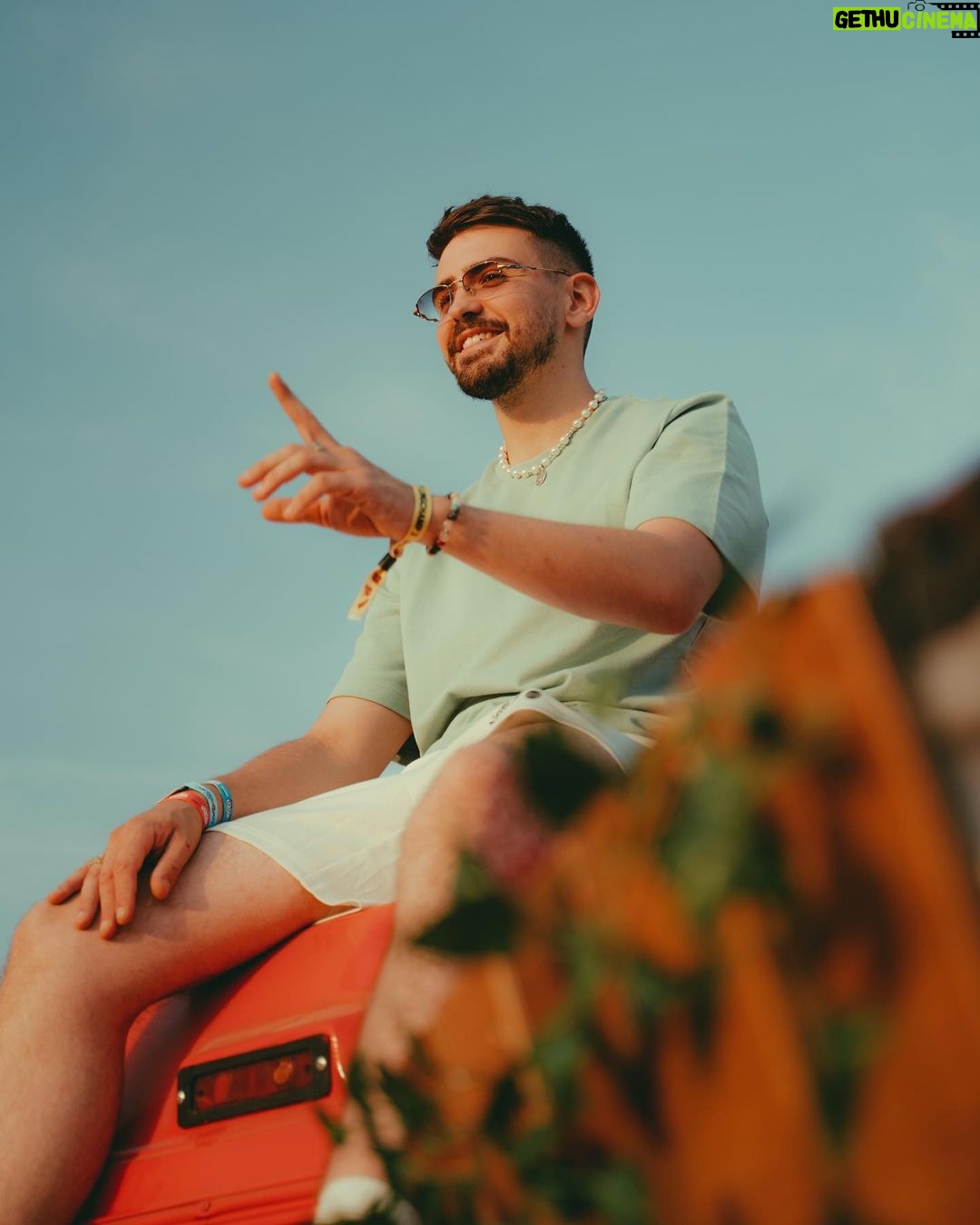 Jordan Rondelli Instagram - Y’a 1 an c’était juste une idée comme ça, et j’ai fini par le faire ! Transformer un van en studio musique 🚐🔥 Avec @taycofficiel comme premier invité pour poser à l’intérieur, et la vidéo est dispo sur la chaîne 👌🏻 📸 @jules.ctm qui sent bon