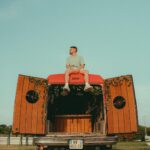 Jordan Rondelli Instagram - Y’a 1 an c’était juste une idée comme ça, et j’ai fini par le faire ! Transformer un van en studio musique 🚐🔥 Avec @taycofficiel comme premier invité pour poser à l’intérieur, et la vidéo est dispo sur la chaîne 👌🏻 📸 @jules.ctm qui sent bon