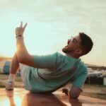 Jordan Rondelli Instagram - Y’a 1 an c’était juste une idée comme ça, et j’ai fini par le faire ! Transformer un van en studio musique 🚐🔥 Avec @taycofficiel comme premier invité pour poser à l’intérieur, et la vidéo est dispo sur la chaîne 👌🏻 📸 @jules.ctm qui sent bon