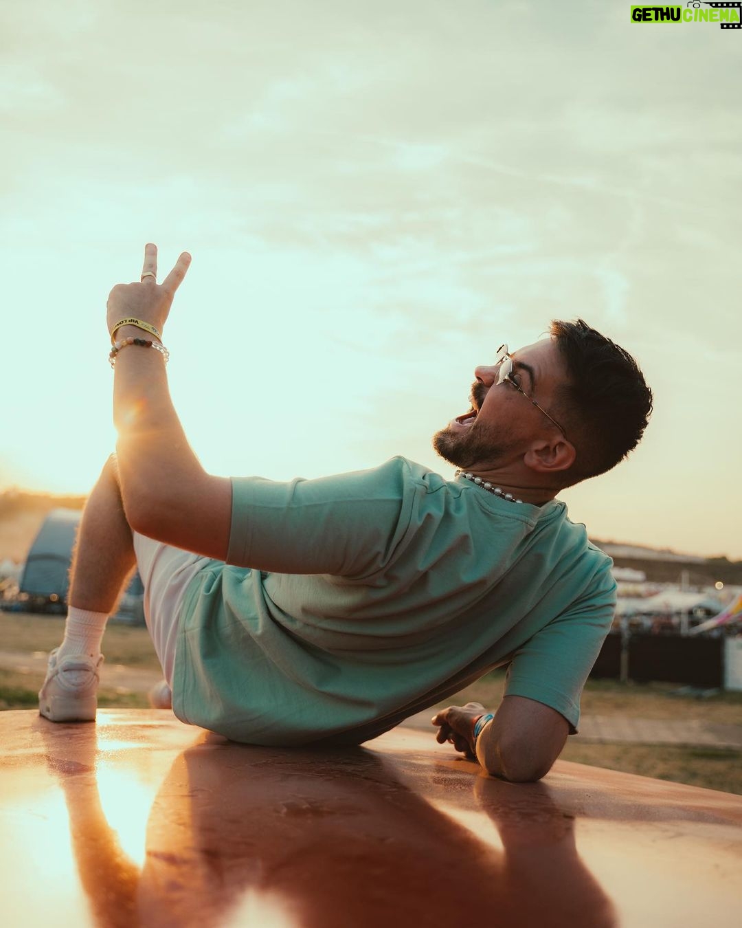 Jordan Rondelli Instagram - Y’a 1 an c’était juste une idée comme ça, et j’ai fini par le faire ! Transformer un van en studio musique 🚐🔥 Avec @taycofficiel comme premier invité pour poser à l’intérieur, et la vidéo est dispo sur la chaîne 👌🏻 📸 @jules.ctm qui sent bon