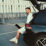 Jordan Rondelli Instagram - [CONCOURS] J’aime écouter et faire de la musique dans des lieux très très bruyants parce que de toute façon j’ai une réduction de bruit de fou malade avec les #HUAWEIFreeBudsPro2 (conçus en collab avec Devialet d’ailleurs 🔥) Ils sont dotés d’un double haut-parleur True Sound, autant vous dire que la qualité de son est tooop 👌🏻. Et ça tombe vraiment bien, vous allez pouvoir gagner pour 1000€ de produits Huawei sous ce post ! Pour participer : - Tag 2 amis trop bruyants en commentaire - Like ce post - Follow @huaweimobilefr et @joyca Fin du concours le 15 août Annonce des gagnants le 23 Août 📸 @jules.ctm mon bebou que j’oublie de tag des fois
