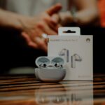 Jordan Rondelli Instagram - [CONCOURS] J’aime écouter et faire de la musique dans des lieux très très bruyants parce que de toute façon j’ai une réduction de bruit de fou malade avec les #HUAWEIFreeBudsPro2 (conçus en collab avec Devialet d’ailleurs 🔥) Ils sont dotés d’un double haut-parleur True Sound, autant vous dire que la qualité de son est tooop 👌🏻. Et ça tombe vraiment bien, vous allez pouvoir gagner pour 1000€ de produits Huawei sous ce post ! Pour participer : - Tag 2 amis trop bruyants en commentaire - Like ce post - Follow @huaweimobilefr et @joyca Fin du concours le 15 août Annonce des gagnants le 23 Août 📸 @jules.ctm mon bebou que j’oublie de tag des fois