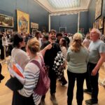 Jordan Rondelli Instagram – Première fois au Louvre, j’étais bouleversé par la Joconde comme on peut le voir. 

On la voit pas super bien mais j’ai zoomé dessus après et on voit mieux

Annecdote (je sais pas trop si c’est vrai) : Pendant 400 ans les gens en avaient rien a foutre de la Joconde, donc persévérez dans la vie si vous pensez avoir une bonne idée