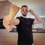 Jordan Rondelli Instagram - Tournage terminé🍦Vous connaissez la musique Ça sort bientôt, pendant la clavicule, vous avez la dernière photo qui résume assez bien l’épisode 🤌🏼 📸 @mrhibz