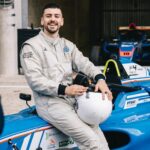 Jordan Rondelli Instagram – Vous avez vu ça certainement, je vais participer au @grandprix_explorer une course de Formule 4 sur le circuit Bugatti du Mans 🤌🏼
Donc en gros je vais taper des pointes à 200km/h et freiner au dernier moment pour prendre des virages bien serré bien slip en XXS.
En tous cas vous pouvez le voir dans mon dernier vlog, pour l’instant j’ai enchaîné quelques tête à queue mais normal ça fait partie de ma strat d’évolution genre