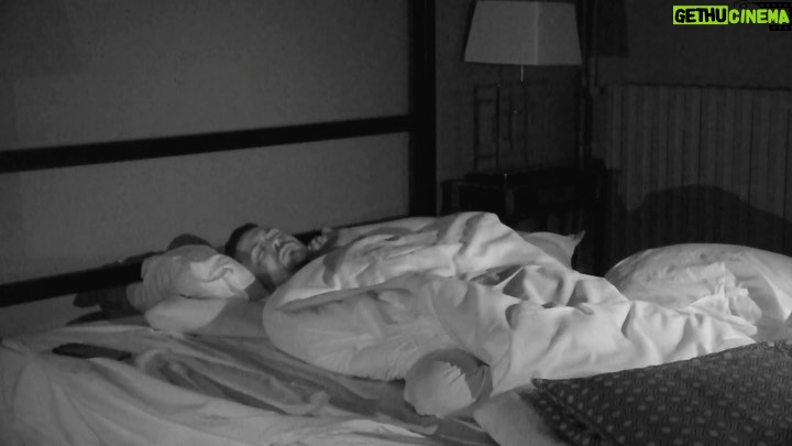 Jordan Rondelli Instagram - RDV CE DIMANCHE À 13H 😴🛌 On m’a préparé une nuit que je vais certainement jamais oublier… 🤫 (Ce tournage à nécessité une nuit blanche la veille, et évidemment, j’ai pris soin de ne rien vous montrer dans ce teaser 👀) 🎙 : L’excellent @donaldreignoux
