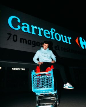 Jordan Rondelli Instagram - CONCOURS 🛒 Comme depuis 1 an, je vais faire mes courses chez @carrefourfrance, sauf que comme d’habitude j’arrive après la fermeture donc j’ai pas pu faire mes courses.
Mais cette fois, j’ai fait un shooting à la place. Le positif, c’est que 1 an ou je suis arrivé en retard ça m’a fait des économies de fou.

Carrefour l’a vu et a décidé d’organiser un gros concours pour faire gagner à L’UN D’ENTRE VOUS les 1 an de courses que j’ai pas fait, soit un bon d’achat de 1000€ (entre temps j’ai mangé de l’air)

Pour participer :
Follow @carrefourfrance et @joyca
Like ce post
Commente en taggant 2 personnes qui t’emmènent que dans les rayons chips

📸 @jules.ctm