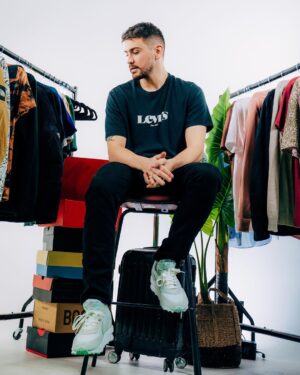 Jordan Rondelli Instagram - JEU CONCOURS : 1000€ à gagner sur @veepee_fr 🤩

Je vous explique, j’étais sur un shooting pour @veepee_FR justement et le photographe m’a avoué ne pas connaître… J’ai pété les plombs.

Comment on peut passer à côté d’un site qui propose des ventes privées (vêtements, maison, sport…) avec des réductions allant jusqu’à 70% ???

Pour me calmer, j’ai décidé de faire ce jeu concours.

Pour participer :
- Follow @joyca et @veepee_FR
- Like ce post
- Tag 1 personne avec qui TU NE PEUX PAS t’embrouiller

📸 désolé @jules.ctm