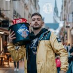 Jordan Rondelli Instagram - COLOSSAL CONCOURS DE NOËL 🎅 A gagner : Ce magnifique seau garni, composé de Chips LIDL, Une bouteille 33cl de San Pellegrino ainsi q’une boîte de spaghetti courts Lustucru. Pour participer : - Like ce post - Tag 2 amis sincères ou non - Partage cette publication en story (ça ne changera rien au gagnant mais ça fait parler de ce giga concours et c’est drôle) 📸 : @jules.ctm (son meilleur shooting)