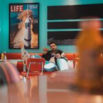 Jordan Rondelli Instagram - POV : tu es un étudiant américain des années 90 qui mange dans un diner des années 70 mais tu as un compte Prime Student. Du coup tu peux (même dans les années 90 et c’est ça qui est fort je sais pas comment ils font) : - Ecouter plus de 2M de musiques sans pub sur Amazon Music Prime en dégustant ton meilleur milkshake - Regarder ta série ou ton film sur Prime Video, posé sur le jukebox - Sub gratuitement à ton streamer préféré sur Twitch avec Prime Gaming Et tout ça pour 24€ par an au lieu de 49€ si tu es étudiant ! @primestudent @primevideofr #PrimeStudent #Sponsorisé #PrimeVideo 📸 : Toujours l’excellent @jules.ctm Merci à @jo_lmb du Kilo Shop d’angers pour les sappes ❤️