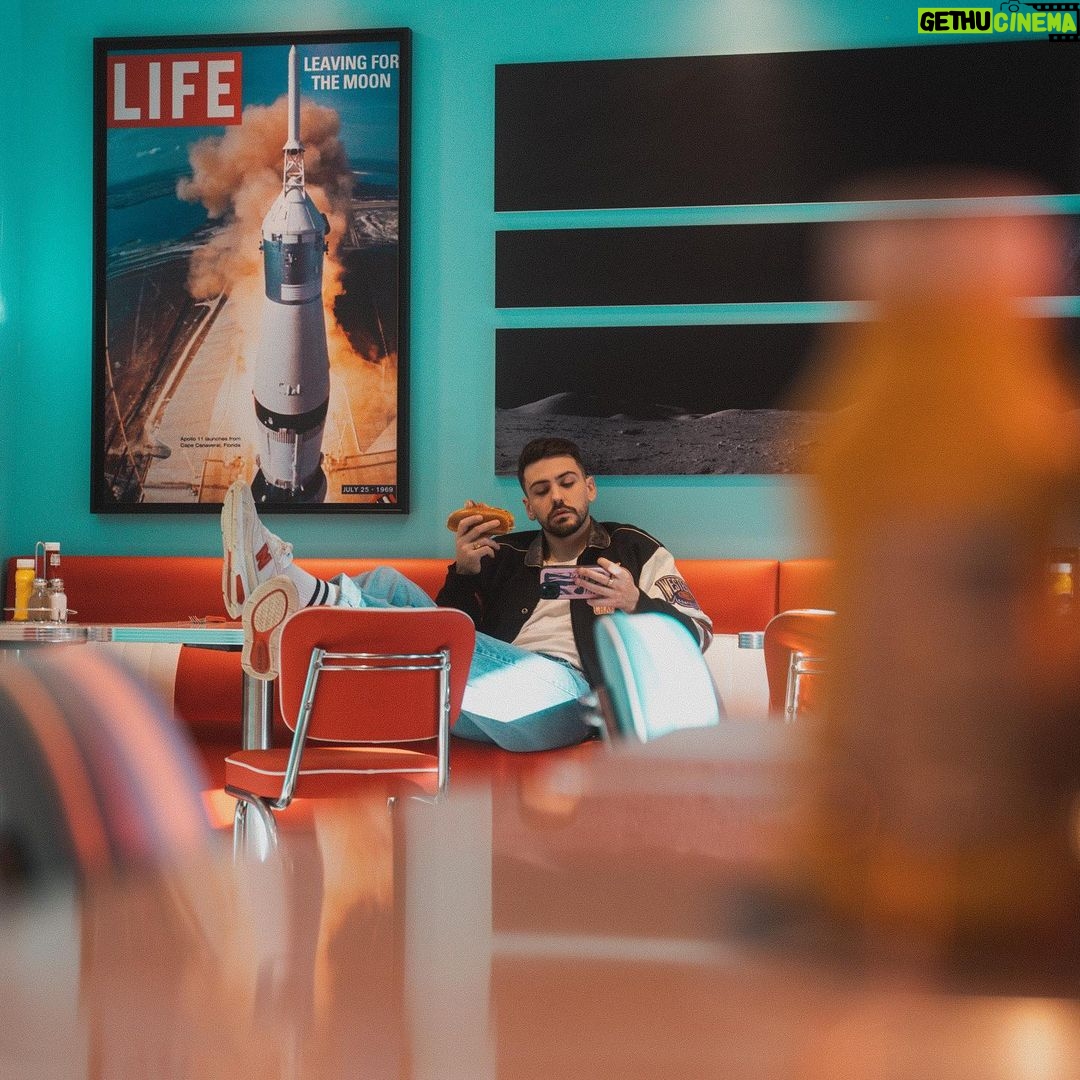 Jordan Rondelli Instagram - POV : tu es un étudiant américain des années 90 qui mange dans un diner des années 70 mais tu as un compte Prime Student. Du coup tu peux (même dans les années 90 et c’est ça qui est fort je sais pas comment ils font) : - Ecouter plus de 2M de musiques sans pub sur Amazon Music Prime en dégustant ton meilleur milkshake - Regarder ta série ou ton film sur Prime Video, posé sur le jukebox - Sub gratuitement à ton streamer préféré sur Twitch avec Prime Gaming Et tout ça pour 24€ par an au lieu de 49€ si tu es étudiant ! @primestudent @primevideofr #PrimeStudent #Sponsorisé #PrimeVideo 📸 : Toujours l’excellent @jules.ctm Merci à @jo_lmb du Kilo Shop d’angers pour les sappes ❤️
