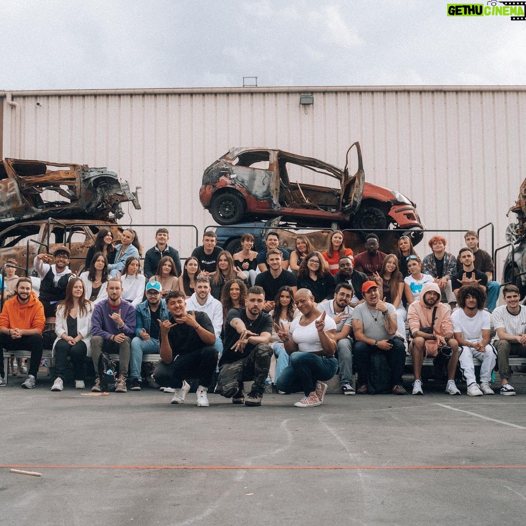 Jordan Rondelli Instagram - Tournage le jour des 6 ans de la chaîne 🎂 Merci à tous et toutes d’être là depuis si longtemps, à la base c’était même pas un tournage prévu pour les 6 ans, c’est tombé par hasard mais en écrivant ce post je réalise encore tout ce qui m’arrive et c’est en grande partie grâce à vous. Vous aimez mon contenu et ma personnalité, des fois juste l’un ou juste l’autre, des fois aucun des deux (srx ?). Depuis 6 ans pour certains et certaines, vous avez vu des vidéos qui vous ont réconfortées pendant des moments difficiles de vos vies ou juste divertis le temps d’un dimanche. J’en ai tourné dans des moments difficiles aussi et dans des moments plus heureux ! Ce qui est sur c’est que vous me permettez de vivre des choses que j’aurais jamais osé m’imaginer pouvoir vivre et je veux faire en sorte de vous régaler le plus longtemps possible encore, je veux tenter des trucs, je veux me planter et apprendre, je veux sortir des dingueries, je veux accomplir tout ce que j’ai en tête, aller au bout de mes idées et évidemment je veux le faire pour moi, avec vous, et pour toutes les personnes qui croient en moi. Merci encore du soutien, je pensais pas écrire autant parce que j’ai l’habitude de pas trop parler de tout ça ou juste en surface (par modestie, habitude, ou peut être parce que je me dis parfois qu’avec les réseaux, dans un texte comme ça ou même devant la cam, qu’on soit sincère ou pas, si on s’y prend bien de toutes façons ça se verra pas) mais là j’avais envie, et c’est sincère (fake ou pas ? débattez). Ça m’arrive parfois d’oublier pendant un moment que derrière les stats, c’est des vrais personnes qui sont là mais vous me le rappelez quand je vous rencontre au hasard dans la rue, pendant des évents ou simplement avec vos DM, commentaires, etc… Bienvenue aux nouveaux et nouvelles qui me découvrent, vous avez pas mal de vidéos à rattraper et y’en a encore beaucoup qui arrivent 🔥👀 📸 : @jules.ctm