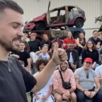 Jordan Rondelli Instagram – Tournage le jour des 6 ans de la chaîne 🎂

Merci à tous et toutes d’être là depuis si longtemps, à la base c’était même pas un tournage prévu pour les 6 ans, c’est tombé par hasard mais en écrivant ce post je réalise encore tout ce qui m’arrive et c’est en grande partie grâce à vous. Vous aimez mon contenu et ma personnalité, des fois juste l’un ou juste l’autre, des fois aucun des deux (srx ?). 

Depuis 6 ans pour certains et certaines, vous avez vu des vidéos qui vous ont réconfortées pendant des moments difficiles de vos vies ou juste divertis le temps d’un dimanche. J’en ai tourné dans des moments difficiles aussi et dans des moments plus heureux !

Ce qui est sur c’est que vous me permettez de vivre des choses que j’aurais jamais osé m’imaginer pouvoir vivre et je veux faire en sorte de vous régaler le plus longtemps possible encore, je veux tenter des trucs, je veux me planter et apprendre, je veux sortir des dingueries, je veux accomplir tout ce que j’ai en tête, aller au bout de mes idées et évidemment je veux le faire pour moi, avec vous, et pour toutes les personnes qui croient en moi.

Merci encore du soutien, je pensais pas écrire autant parce que j’ai l’habitude de pas trop parler de tout ça ou juste en surface (par modestie, habitude, ou peut être parce que je me dis parfois qu’avec les réseaux, dans un texte comme ça ou même devant la cam, qu’on soit sincère ou pas, si on s’y prend bien de toutes façons ça se verra pas) mais là j’avais envie, et c’est sincère (fake ou pas ? débattez). 

Ça m’arrive parfois d’oublier pendant un moment que derrière les stats, c’est des vrais personnes qui sont là mais vous me le rappelez quand je vous rencontre au hasard dans la rue, pendant des évents ou simplement avec vos DM, commentaires, etc…

Bienvenue aux nouveaux et nouvelles qui me découvrent, vous avez pas mal de vidéos à rattraper et y’en a encore beaucoup qui arrivent 🔥👀

📸 : @jules.ctm