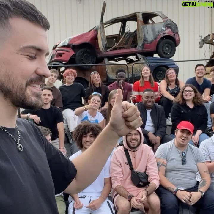 Jordan Rondelli Instagram - Tournage le jour des 6 ans de la chaîne 🎂 Merci à tous et toutes d’être là depuis si longtemps, à la base c’était même pas un tournage prévu pour les 6 ans, c’est tombé par hasard mais en écrivant ce post je réalise encore tout ce qui m’arrive et c’est en grande partie grâce à vous. Vous aimez mon contenu et ma personnalité, des fois juste l’un ou juste l’autre, des fois aucun des deux (srx ?). Depuis 6 ans pour certains et certaines, vous avez vu des vidéos qui vous ont réconfortées pendant des moments difficiles de vos vies ou juste divertis le temps d’un dimanche. J’en ai tourné dans des moments difficiles aussi et dans des moments plus heureux ! Ce qui est sur c’est que vous me permettez de vivre des choses que j’aurais jamais osé m’imaginer pouvoir vivre et je veux faire en sorte de vous régaler le plus longtemps possible encore, je veux tenter des trucs, je veux me planter et apprendre, je veux sortir des dingueries, je veux accomplir tout ce que j’ai en tête, aller au bout de mes idées et évidemment je veux le faire pour moi, avec vous, et pour toutes les personnes qui croient en moi. Merci encore du soutien, je pensais pas écrire autant parce que j’ai l’habitude de pas trop parler de tout ça ou juste en surface (par modestie, habitude, ou peut être parce que je me dis parfois qu’avec les réseaux, dans un texte comme ça ou même devant la cam, qu’on soit sincère ou pas, si on s’y prend bien de toutes façons ça se verra pas) mais là j’avais envie, et c’est sincère (fake ou pas ? débattez). Ça m’arrive parfois d’oublier pendant un moment que derrière les stats, c’est des vrais personnes qui sont là mais vous me le rappelez quand je vous rencontre au hasard dans la rue, pendant des évents ou simplement avec vos DM, commentaires, etc… Bienvenue aux nouveaux et nouvelles qui me découvrent, vous avez pas mal de vidéos à rattraper et y’en a encore beaucoup qui arrivent 🔥👀 📸 : @jules.ctm