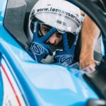 Jordan Rondelli Instagram – Vous avez vu ça certainement, je vais participer au @grandprix_explorer une course de Formule 4 sur le circuit Bugatti du Mans 🤌🏼
Donc en gros je vais taper des pointes à 200km/h et freiner au dernier moment pour prendre des virages bien serré bien slip en XXS.
En tous cas vous pouvez le voir dans mon dernier vlog, pour l’instant j’ai enchaîné quelques tête à queue mais normal ça fait partie de ma strat d’évolution genre