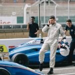 Jordan Rondelli Instagram – Vous avez vu ça certainement, je vais participer au @grandprix_explorer une course de Formule 4 sur le circuit Bugatti du Mans 🤌🏼

Donc en gros je vais taper des pointes à 200km/h et freiner au dernier moment pour prendre des virages bien serré bien slip en XXS.

En tous cas vous pouvez le voir dans mon dernier vlog, pour l’instant j’ai enchaîné quelques tête à queue mais normal ça fait partie de ma strat d’évolution genre