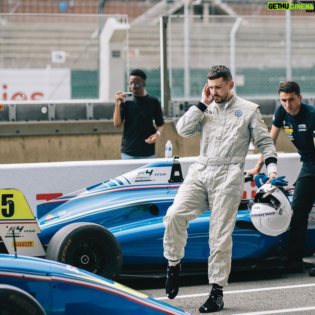 Jordan Rondelli Instagram - Vous avez vu ça certainement, je vais participer au @grandprix_explorer une course de Formule 4 sur le circuit Bugatti du Mans 🤌🏼 Donc en gros je vais taper des pointes à 200km/h et freiner au dernier moment pour prendre des virages bien serré bien slip en XXS. En tous cas vous pouvez le voir dans mon dernier vlog, pour l’instant j’ai enchaîné quelques tête à queue mais normal ça fait partie de ma strat d’évolution genre