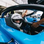 Jordan Rondelli Instagram – Vous avez vu ça certainement, je vais participer au @grandprix_explorer une course de Formule 4 sur le circuit Bugatti du Mans 🤌🏼
Donc en gros je vais taper des pointes à 200km/h et freiner au dernier moment pour prendre des virages bien serré bien slip en XXS.
En tous cas vous pouvez le voir dans mon dernier vlog, pour l’instant j’ai enchaîné quelques tête à queue mais normal ça fait partie de ma strat d’évolution genre