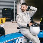 Jordan Rondelli Instagram – Vous avez vu ça certainement, je vais participer au @grandprix_explorer une course de Formule 4 sur le circuit Bugatti du Mans 🤌🏼
Donc en gros je vais taper des pointes à 200km/h et freiner au dernier moment pour prendre des virages bien serré bien slip en XXS.
En tous cas vous pouvez le voir dans mon dernier vlog, pour l’instant j’ai enchaîné quelques tête à queue mais normal ça fait partie de ma strat d’évolution genre