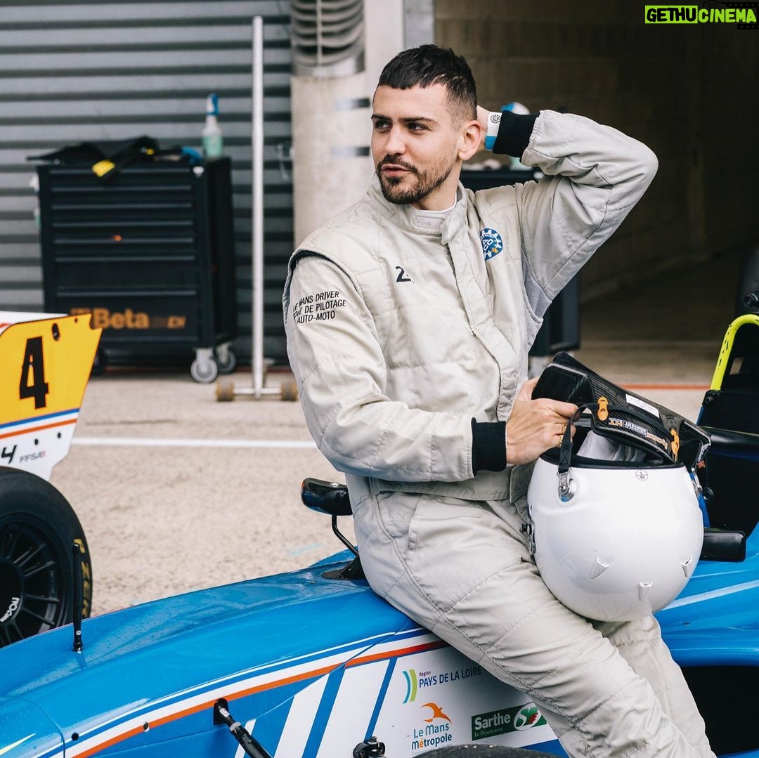 Jordan Rondelli Instagram - Vous avez vu ça certainement, je vais participer au @grandprix_explorer une course de Formule 4 sur le circuit Bugatti du Mans 🤌🏼 Donc en gros je vais taper des pointes à 200km/h et freiner au dernier moment pour prendre des virages bien serré bien slip en XXS. En tous cas vous pouvez le voir dans mon dernier vlog, pour l’instant j’ai enchaîné quelques tête à queue mais normal ça fait partie de ma strat d’évolution genre