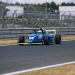 Jordan Rondelli Instagram – Vous avez vu ça certainement, je vais participer au @grandprix_explorer une course de Formule 4 sur le circuit Bugatti du Mans 🤌🏼
Donc en gros je vais taper des pointes à 200km/h et freiner au dernier moment pour prendre des virages bien serré bien slip en XXS.
En tous cas vous pouvez le voir dans mon dernier vlog, pour l’instant j’ai enchaîné quelques tête à queue mais normal ça fait partie de ma strat d’évolution genre