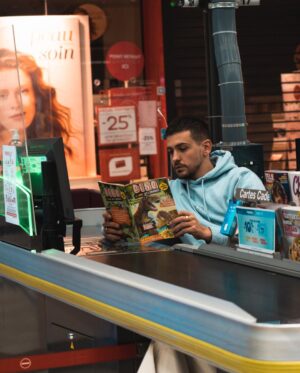 Jordan Rondelli Instagram - CONCOURS 🛒 Comme depuis 1 an, je vais faire mes courses chez @carrefourfrance, sauf que comme d’habitude j’arrive après la fermeture donc j’ai pas pu faire mes courses.
Mais cette fois, j’ai fait un shooting à la place. Le positif, c’est que 1 an ou je suis arrivé en retard ça m’a fait des économies de fou.

Carrefour l’a vu et a décidé d’organiser un gros concours pour faire gagner à L’UN D’ENTRE VOUS les 1 an de courses que j’ai pas fait, soit un bon d’achat de 1000€ (entre temps j’ai mangé de l’air)

Pour participer :
Follow @carrefourfrance et @joyca
Like ce post
Commente en taggant 2 personnes qui t’emmènent que dans les rayons chips

📸 @jules.ctm