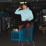 Jordan Rondelli Instagram - CONCOURS 🛒 Comme depuis 1 an, je vais faire mes courses chez @carrefourfrance, sauf que comme d’habitude j’arrive après la fermeture donc j’ai pas pu faire mes courses. Mais cette fois, j’ai fait un shooting à la place. Le positif, c’est que 1 an ou je suis arrivé en retard ça m’a fait des économies de fou. Carrefour l’a vu et a décidé d’organiser un gros concours pour faire gagner à L’UN D’ENTRE VOUS les 1 an de courses que j’ai pas fait, soit un bon d’achat de 1000€ (entre temps j’ai mangé de l’air) Pour participer : Follow @carrefourfrance et @joyca Like ce post Commente en taggant 2 personnes qui t’emmènent que dans les rayons chips 📸 @jules.ctm