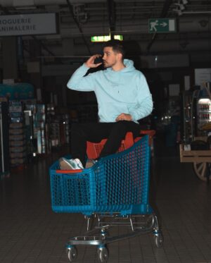 Jordan Rondelli Instagram - CONCOURS 🛒 Comme depuis 1 an, je vais faire mes courses chez @carrefourfrance, sauf que comme d’habitude j’arrive après la fermeture donc j’ai pas pu faire mes courses.
Mais cette fois, j’ai fait un shooting à la place. Le positif, c’est que 1 an ou je suis arrivé en retard ça m’a fait des économies de fou.

Carrefour l’a vu et a décidé d’organiser un gros concours pour faire gagner à L’UN D’ENTRE VOUS les 1 an de courses que j’ai pas fait, soit un bon d’achat de 1000€ (entre temps j’ai mangé de l’air)

Pour participer :
Follow @carrefourfrance et @joyca
Like ce post
Commente en taggant 2 personnes qui t’emmènent que dans les rayons chips

📸 @jules.ctm