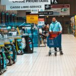 Jordan Rondelli Instagram - CONCOURS 🛒 Comme depuis 1 an, je vais faire mes courses chez @carrefourfrance, sauf que comme d’habitude j’arrive après la fermeture donc j’ai pas pu faire mes courses. Mais cette fois, j’ai fait un shooting à la place. Le positif, c’est que 1 an ou je suis arrivé en retard ça m’a fait des économies de fou. Carrefour l’a vu et a décidé d’organiser un gros concours pour faire gagner à L’UN D’ENTRE VOUS les 1 an de courses que j’ai pas fait, soit un bon d’achat de 1000€ (entre temps j’ai mangé de l’air) Pour participer : Follow @carrefourfrance et @joyca Like ce post Commente en taggant 2 personnes qui t’emmènent que dans les rayons chips 📸 @jules.ctm