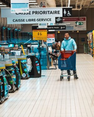 Jordan Rondelli Instagram - CONCOURS 🛒 Comme depuis 1 an, je vais faire mes courses chez @carrefourfrance, sauf que comme d’habitude j’arrive après la fermeture donc j’ai pas pu faire mes courses.
Mais cette fois, j’ai fait un shooting à la place. Le positif, c’est que 1 an ou je suis arrivé en retard ça m’a fait des économies de fou.

Carrefour l’a vu et a décidé d’organiser un gros concours pour faire gagner à L’UN D’ENTRE VOUS les 1 an de courses que j’ai pas fait, soit un bon d’achat de 1000€ (entre temps j’ai mangé de l’air)

Pour participer :
Follow @carrefourfrance et @joyca
Like ce post
Commente en taggant 2 personnes qui t’emmènent que dans les rayons chips

📸 @jules.ctm