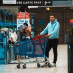 Jordan Rondelli Instagram - CONCOURS 🛒 Comme depuis 1 an, je vais faire mes courses chez @carrefourfrance, sauf que comme d’habitude j’arrive après la fermeture donc j’ai pas pu faire mes courses. Mais cette fois, j’ai fait un shooting à la place. Le positif, c’est que 1 an ou je suis arrivé en retard ça m’a fait des économies de fou. Carrefour l’a vu et a décidé d’organiser un gros concours pour faire gagner à L’UN D’ENTRE VOUS les 1 an de courses que j’ai pas fait, soit un bon d’achat de 1000€ (entre temps j’ai mangé de l’air) Pour participer : Follow @carrefourfrance et @joyca Like ce post Commente en taggant 2 personnes qui t’emmènent que dans les rayons chips 📸 @jules.ctm