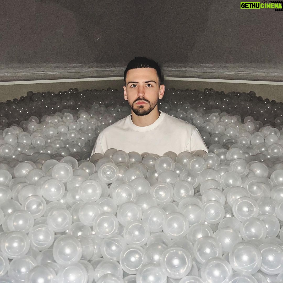 Jordan Rondelli Instagram - J’étais à une expo sur les bulles 🫧 Trop heureux de l’expérience comme on peut le voir sur la 2ème photo