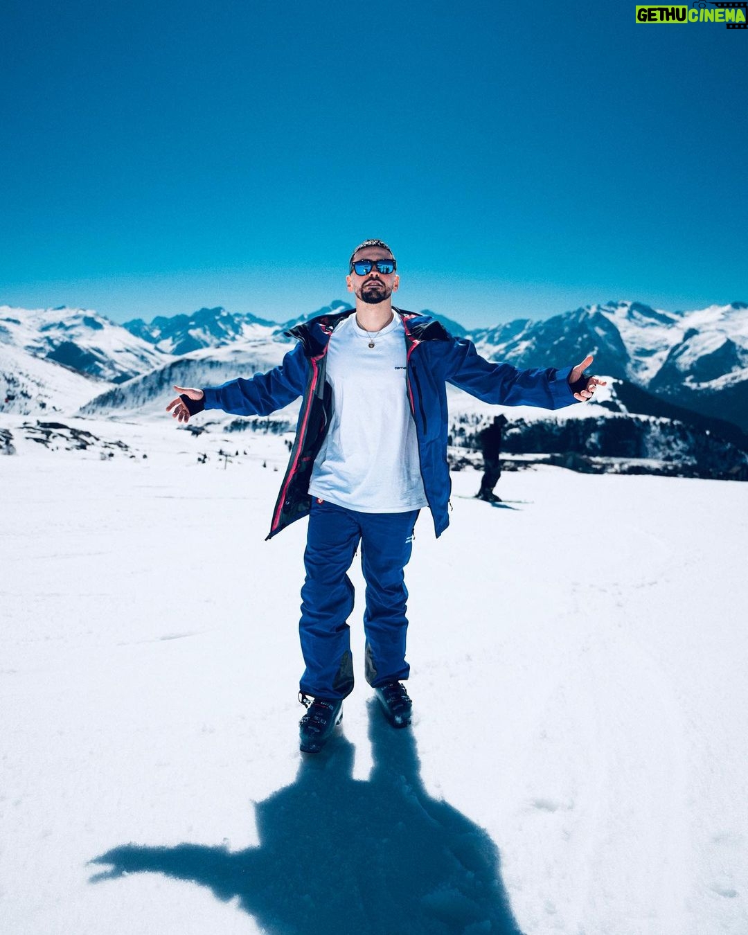 Jordan Rondelli Instagram - Il neige en Avril, c’est le moment de poster ça 💙🔵🏔 Nouvelle vidéo demain 13h qui va vous faire du bien et si vous captez pas pour la coupe, allez voir le dernier vlog sorti hier 👀 Bon week end ☀️ 📸 @la_.debrouille
