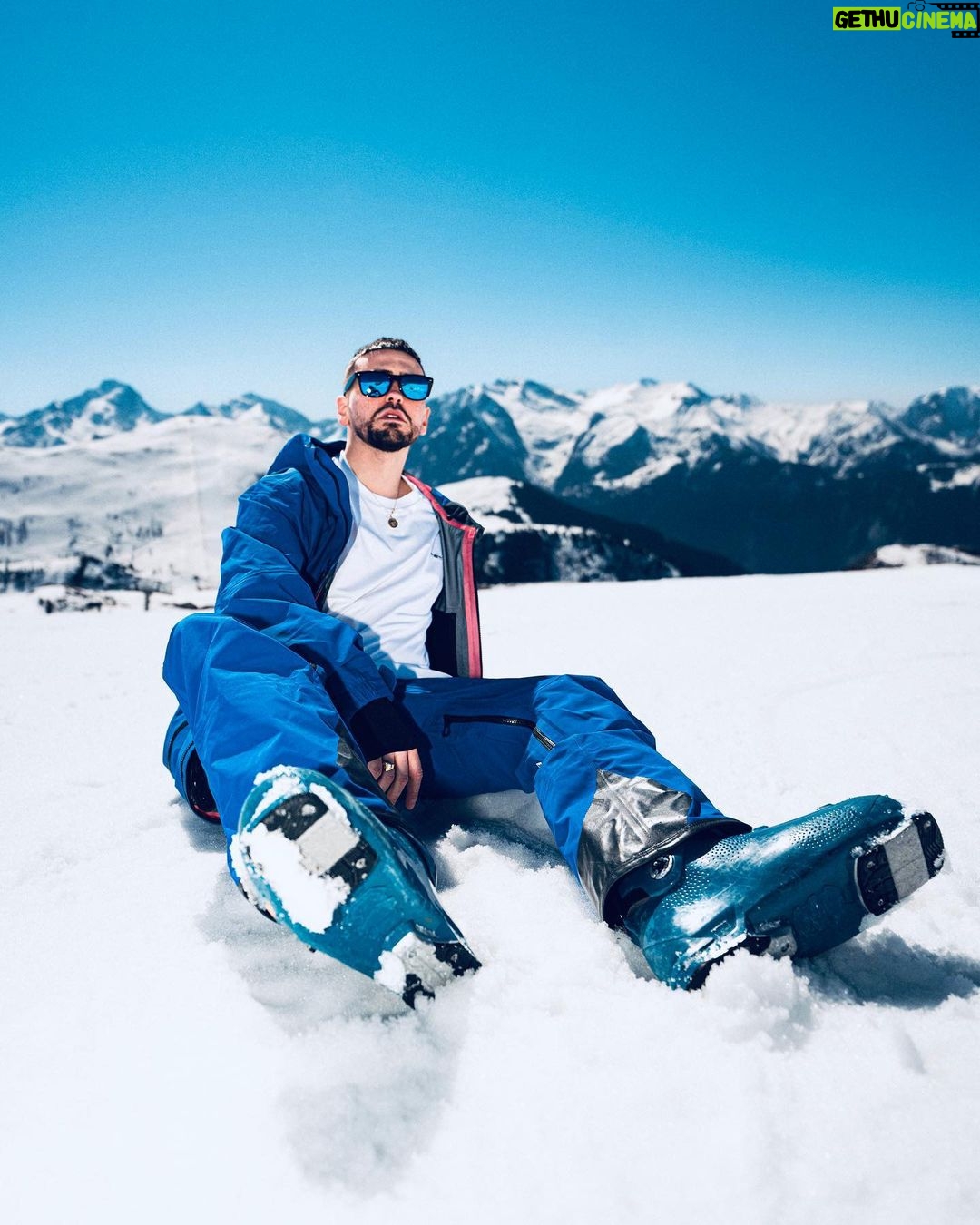 Jordan Rondelli Instagram - Il neige en Avril, c’est le moment de poster ça 💙🔵🏔 Nouvelle vidéo demain 13h qui va vous faire du bien et si vous captez pas pour la coupe, allez voir le dernier vlog sorti hier 👀 Bon week end ☀️ 📸 @la_.debrouille