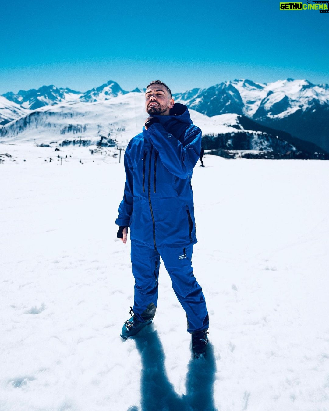 Jordan Rondelli Instagram - Il neige en Avril, c’est le moment de poster ça 💙🔵🏔 Nouvelle vidéo demain 13h qui va vous faire du bien et si vous captez pas pour la coupe, allez voir le dernier vlog sorti hier 👀 Bon week end ☀️ 📸 @la_.debrouille