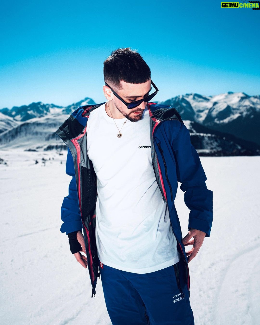 Jordan Rondelli Instagram - Il neige en Avril, c’est le moment de poster ça 💙🔵🏔 Nouvelle vidéo demain 13h qui va vous faire du bien et si vous captez pas pour la coupe, allez voir le dernier vlog sorti hier 👀 Bon week end ☀️ 📸 @la_.debrouille