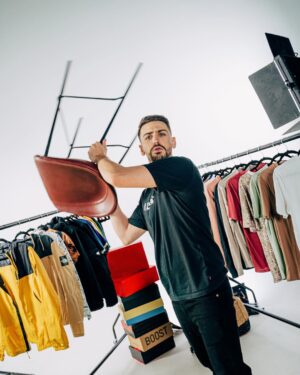 Jordan Rondelli Instagram - JEU CONCOURS : 1000€ à gagner sur @veepee_fr 🤩

Je vous explique, j’étais sur un shooting pour @veepee_FR justement et le photographe m’a avoué ne pas connaître… J’ai pété les plombs.

Comment on peut passer à côté d’un site qui propose des ventes privées (vêtements, maison, sport…) avec des réductions allant jusqu’à 70% ???

Pour me calmer, j’ai décidé de faire ce jeu concours.

Pour participer :
- Follow @joyca et @veepee_FR
- Like ce post
- Tag 1 personne avec qui TU NE PEUX PAS t’embrouiller

📸 désolé @jules.ctm