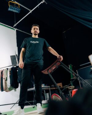 Jordan Rondelli Instagram - JEU CONCOURS : 1000€ à gagner sur @veepee_fr 🤩

Je vous explique, j’étais sur un shooting pour @veepee_FR justement et le photographe m’a avoué ne pas connaître… J’ai pété les plombs.

Comment on peut passer à côté d’un site qui propose des ventes privées (vêtements, maison, sport…) avec des réductions allant jusqu’à 70% ???

Pour me calmer, j’ai décidé de faire ce jeu concours.

Pour participer :
- Follow @joyca et @veepee_FR
- Like ce post
- Tag 1 personne avec qui TU NE PEUX PAS t’embrouiller

📸 désolé @jules.ctm