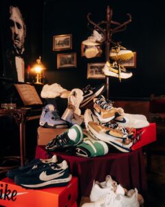 Jordan Rondelli Instagram - Partenariat rémunéré JEU CONCOURS 🔥 5000€ DE SNEAKERS À GAGNER, 5 GAGNANTS - 1000€ par personne 🔥 @wethenew nous offre la possibilité de vous faire gagner 5000€ de sneakers, pour participer : - Suis @wethenew ainsi que @Joyca et @mastuu_ - Like ce post - Taggue 2 amis à toi Tu peux doubler tes chances de gagner en participant au concours organisé par @wethenew sur leur page 😌 Tirage au sort dans une semaine donc c’est maintenant ou jamais pour participer, bonne chance à tous 🍀 📸 : @jules.ctm ❤️ Merci au @legatsby_bar pour ce cadre incroyable et leur accueil 🙏