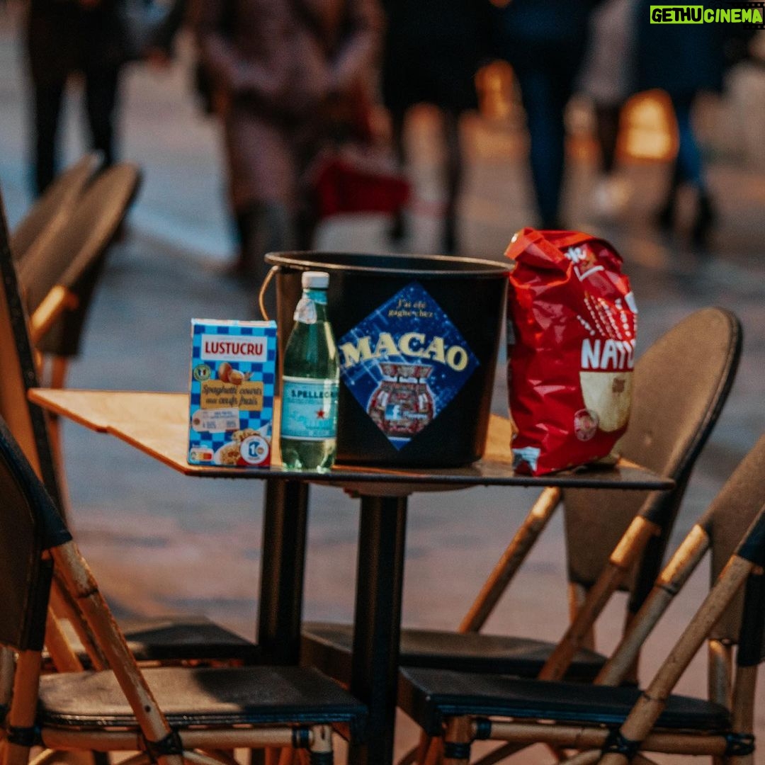 Jordan Rondelli Instagram - COLOSSAL CONCOURS DE NOËL 🎅 A gagner : Ce magnifique seau garni, composé de Chips LIDL, Une bouteille 33cl de San Pellegrino ainsi q’une boîte de spaghetti courts Lustucru. Pour participer : - Like ce post - Tag 2 amis sincères ou non - Partage cette publication en story (ça ne changera rien au gagnant mais ça fait parler de ce giga concours et c’est drôle) 📸 : @jules.ctm (son meilleur shooting)