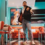 Jordan Rondelli Instagram - POV : tu es un étudiant américain des années 90 qui mange dans un diner des années 70 mais tu as un compte Prime Student. Du coup tu peux (même dans les années 90 et c’est ça qui est fort je sais pas comment ils font) : - Ecouter plus de 2M de musiques sans pub sur Amazon Music Prime en dégustant ton meilleur milkshake - Regarder ta série ou ton film sur Prime Video, posé sur le jukebox - Sub gratuitement à ton streamer préféré sur Twitch avec Prime Gaming Et tout ça pour 24€ par an au lieu de 49€ si tu es étudiant ! @primestudent @primevideofr #PrimeStudent #Sponsorisé #PrimeVideo 📸 : Toujours l’excellent @jules.ctm Merci à @jo_lmb du Kilo Shop d’angers pour les sappes ❤️