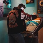 Jordan Rondelli Instagram - POV : tu es un étudiant américain des années 90 qui mange dans un diner des années 70 mais tu as un compte Prime Student. Du coup tu peux (même dans les années 90 et c’est ça qui est fort je sais pas comment ils font) : - Ecouter plus de 2M de musiques sans pub sur Amazon Music Prime en dégustant ton meilleur milkshake - Regarder ta série ou ton film sur Prime Video, posé sur le jukebox - Sub gratuitement à ton streamer préféré sur Twitch avec Prime Gaming Et tout ça pour 24€ par an au lieu de 49€ si tu es étudiant ! @primestudent @primevideofr #PrimeStudent #Sponsorisé #PrimeVideo 📸 : Toujours l’excellent @jules.ctm Merci à @jo_lmb du Kilo Shop d’angers pour les sappes ❤️