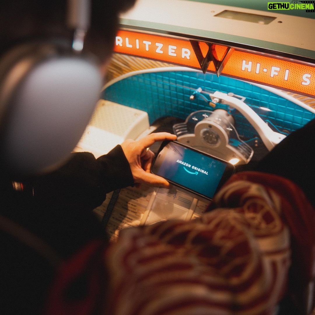 Jordan Rondelli Instagram - POV : tu es un étudiant américain des années 90 qui mange dans un diner des années 70 mais tu as un compte Prime Student. Du coup tu peux (même dans les années 90 et c’est ça qui est fort je sais pas comment ils font) : - Ecouter plus de 2M de musiques sans pub sur Amazon Music Prime en dégustant ton meilleur milkshake - Regarder ta série ou ton film sur Prime Video, posé sur le jukebox - Sub gratuitement à ton streamer préféré sur Twitch avec Prime Gaming Et tout ça pour 24€ par an au lieu de 49€ si tu es étudiant ! @primestudent @primevideofr #PrimeStudent #Sponsorisé #PrimeVideo 📸 : Toujours l’excellent @jules.ctm Merci à @jo_lmb du Kilo Shop d’angers pour les sappes ❤️