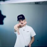 Jordan Rondelli Instagram - Je suis super gang donc faites gaffe, j’espère que c’est bien compris. Mon doigt forme un pistolet très puissant.
